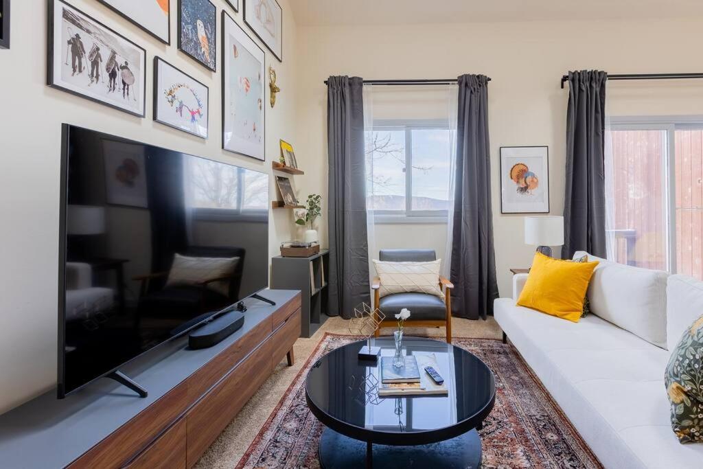 Cozy 2br W/ Valley Views Apartment *