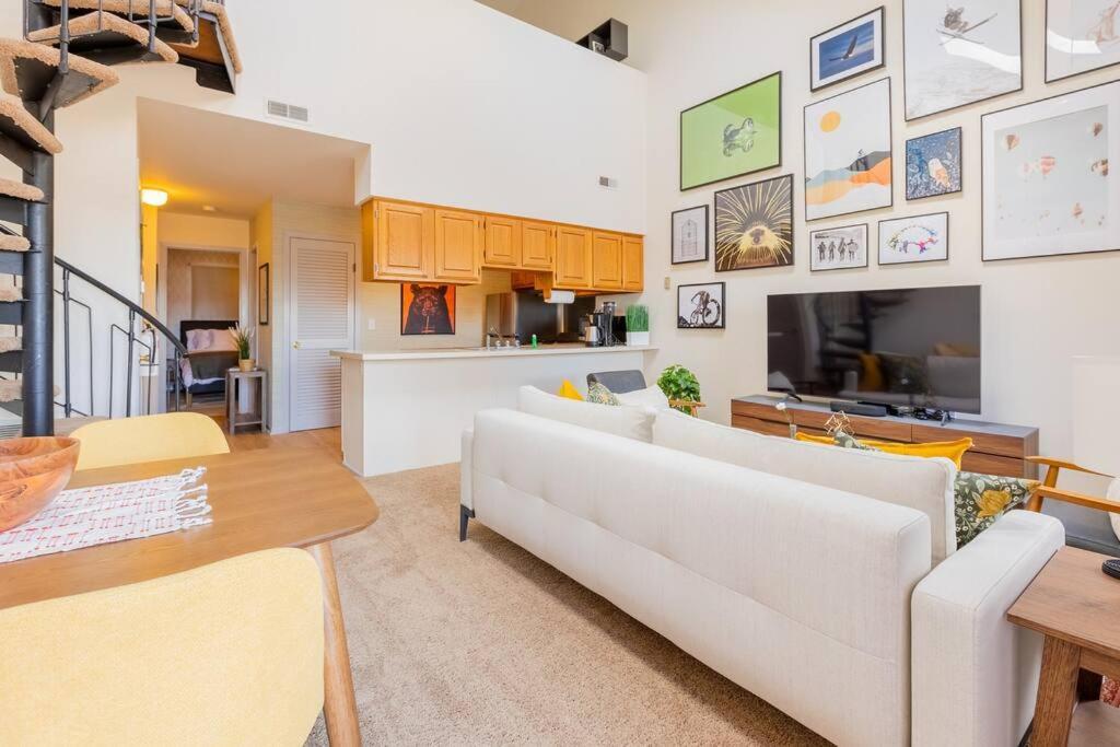 Apartment Cozy 2br W/ Valley Views *