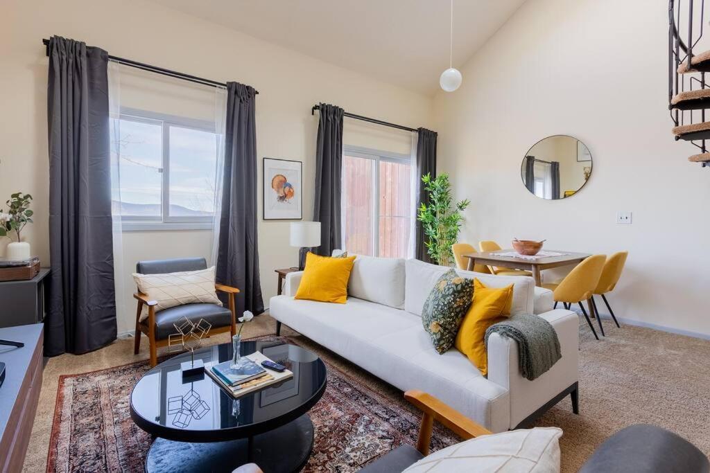 Cozy 2br W/ Valley Views *